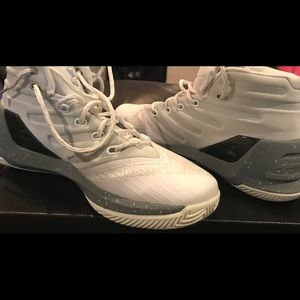 Under armor boys SC basketball sneakers🏀